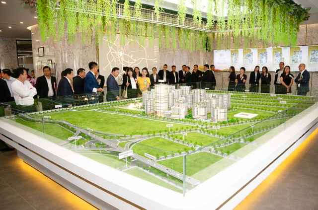 cafel - Dự án The Win City - thu hút sự quan tâm đông đảo của khách hàng và nhà đầu tư - Ảnh thực tế dàn khách mời tại sa bàn (lễ khởi công).